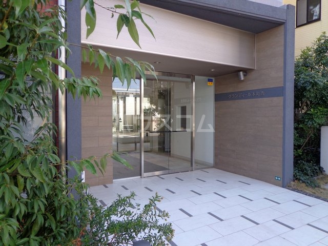 16/23 エントランス