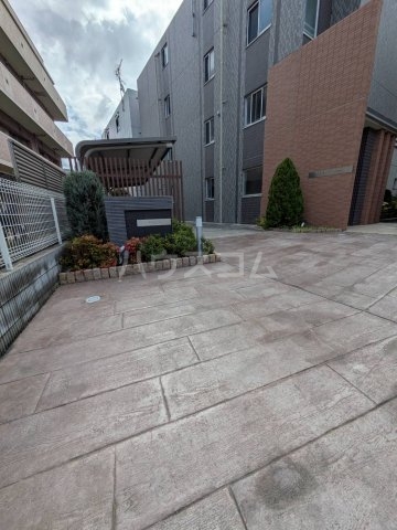 27/30 エントランス