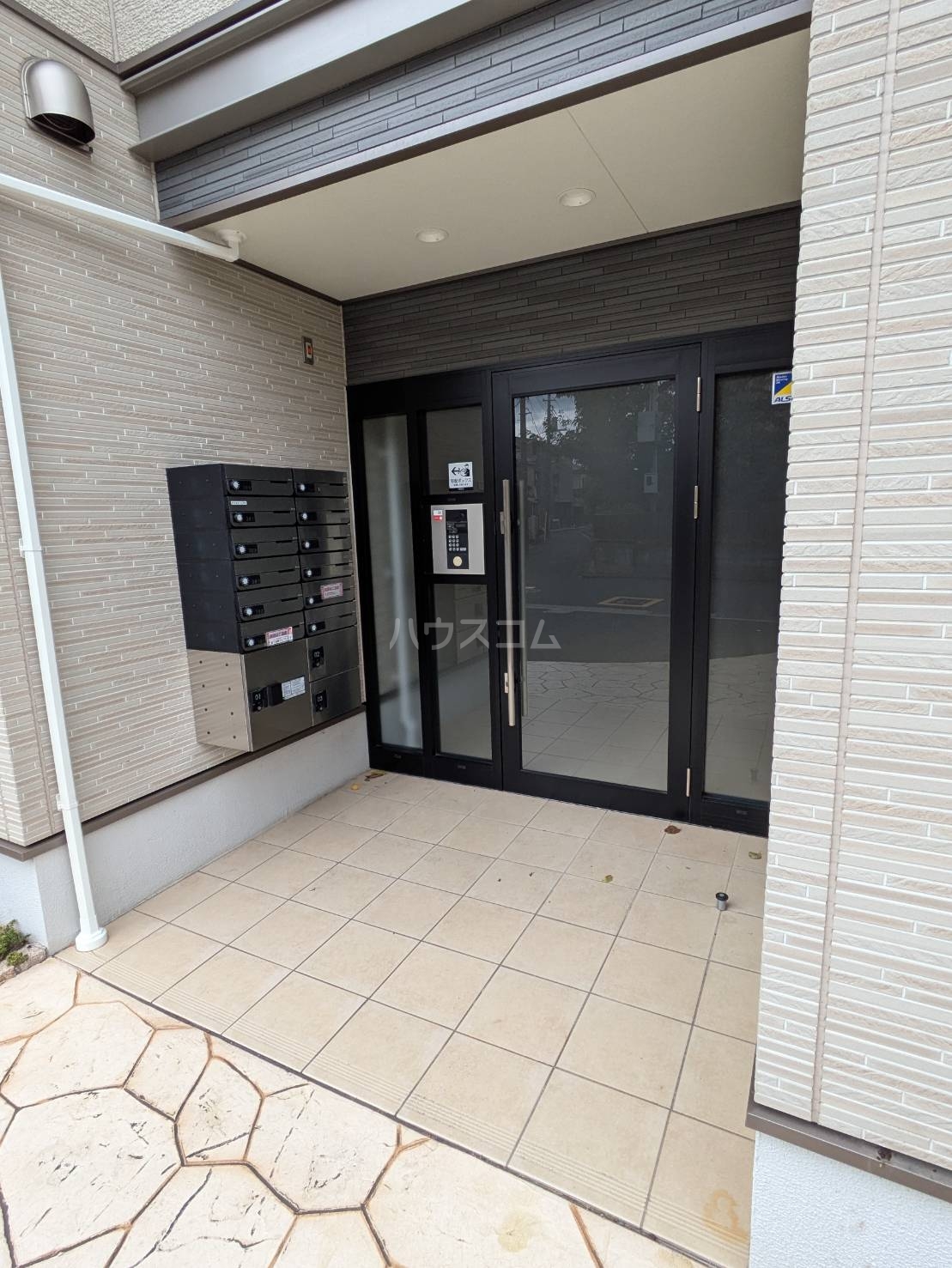 28/30 エントランス