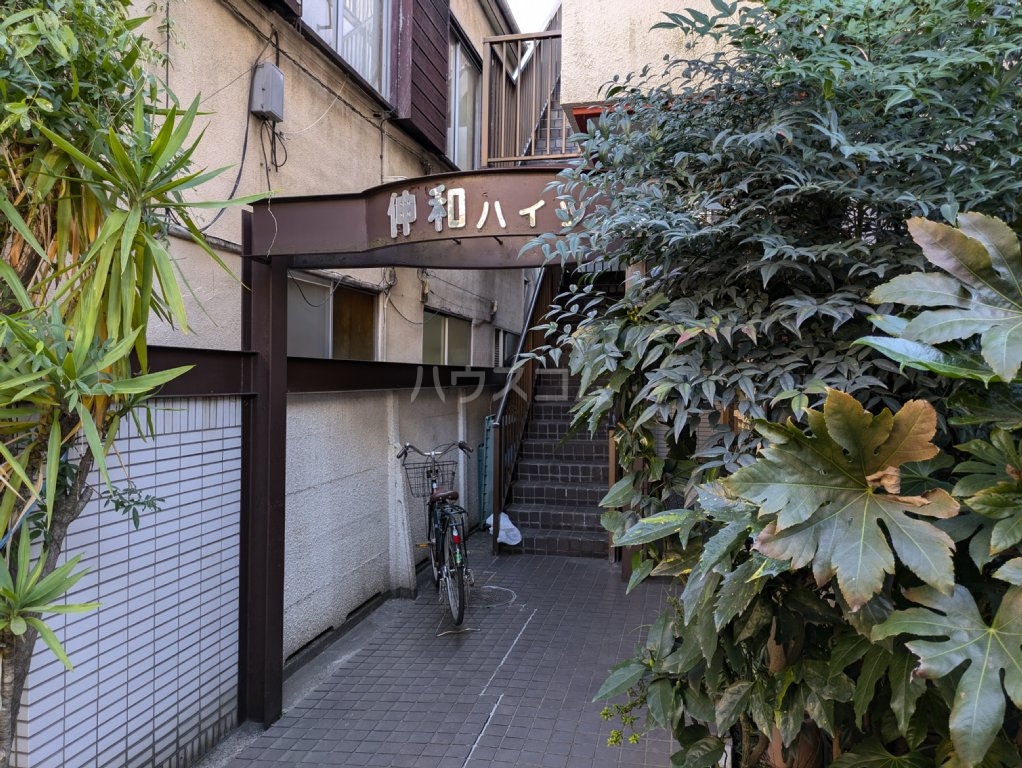 24/30 エントランス