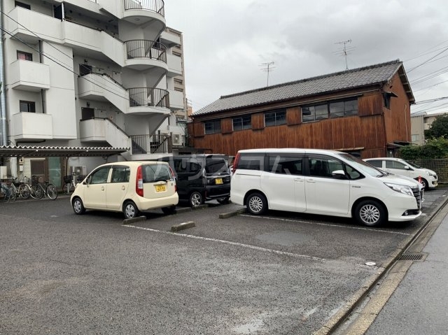 23/28 駐車場