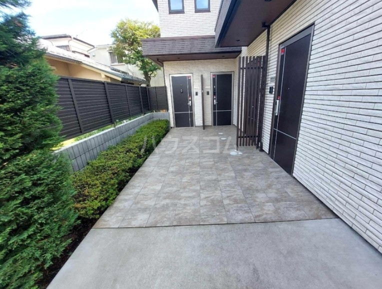 26/30 エントランス