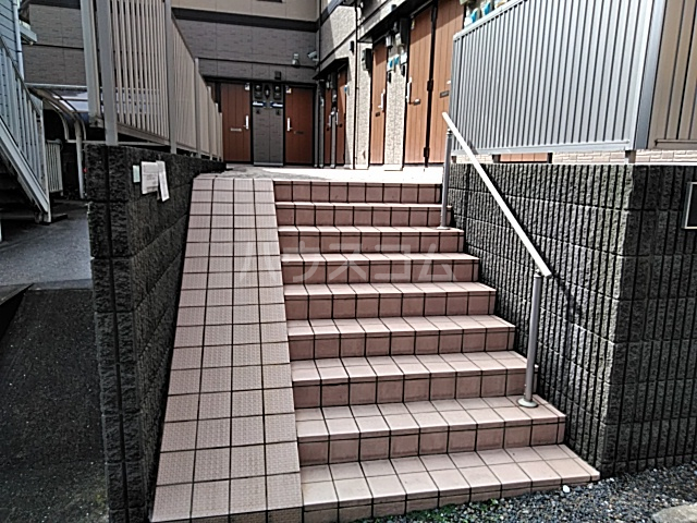 24/25 エントランス