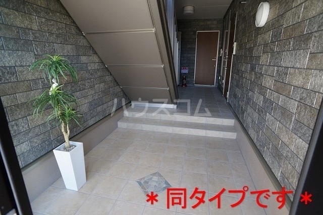 16/23 エントランス