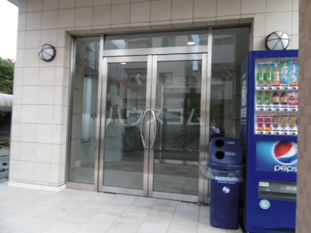 27/30 エントランス