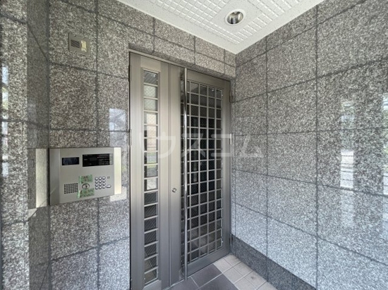 15/23 エントランス