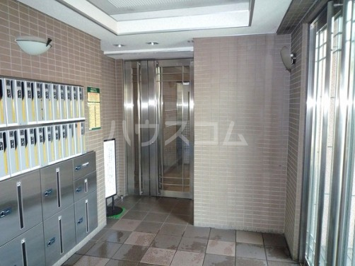 18/28 エントランス