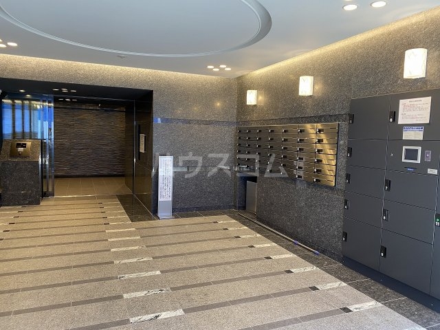 27/30 エントランス