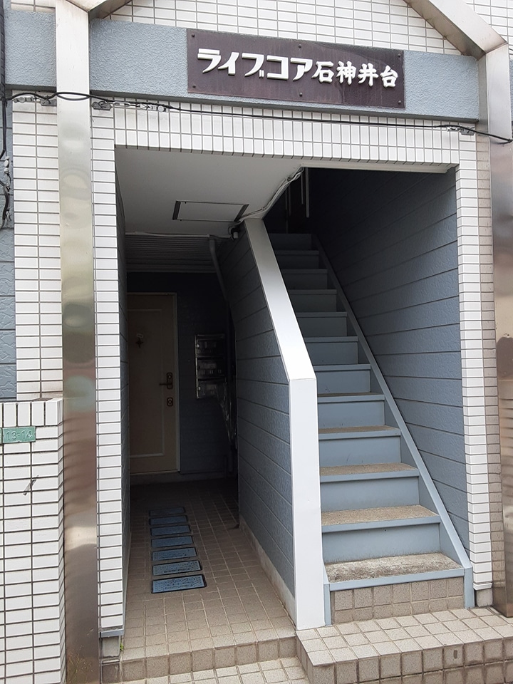 20/21 エントランス