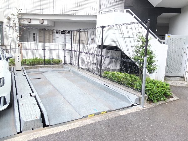27/30 駐車場