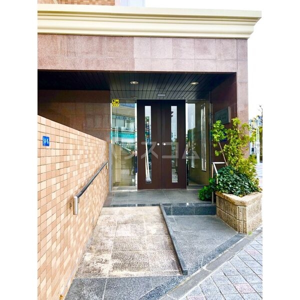 18/28 エントランス