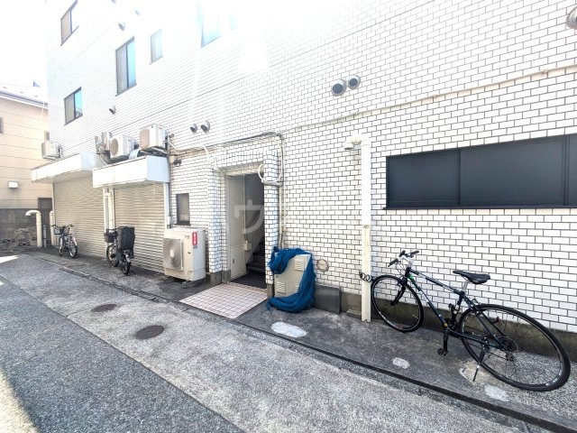 23/28 エントランス