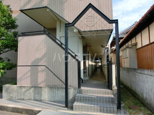 16/19 エントランス