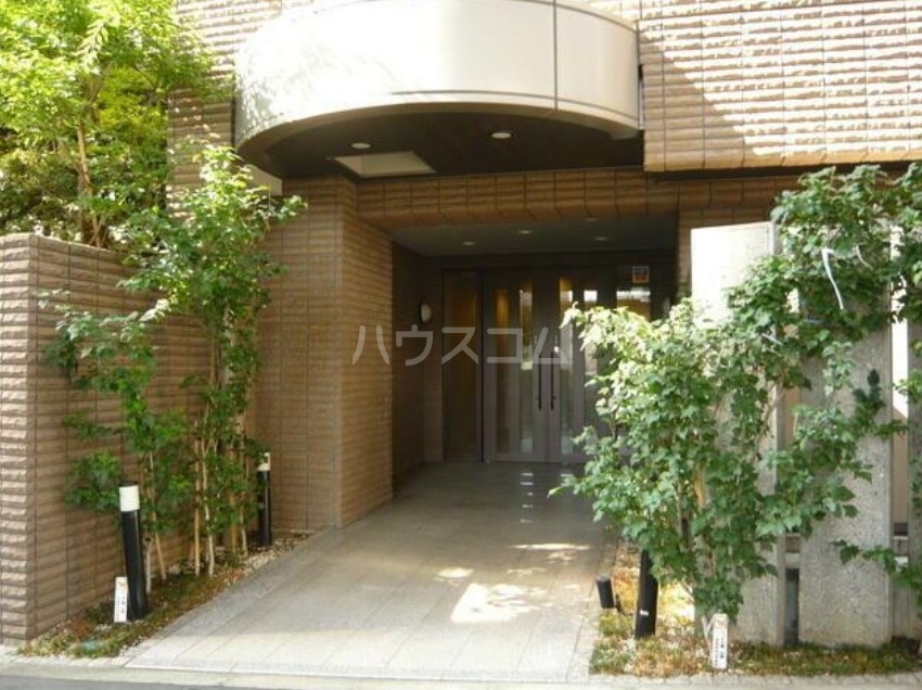 13/18 エントランス