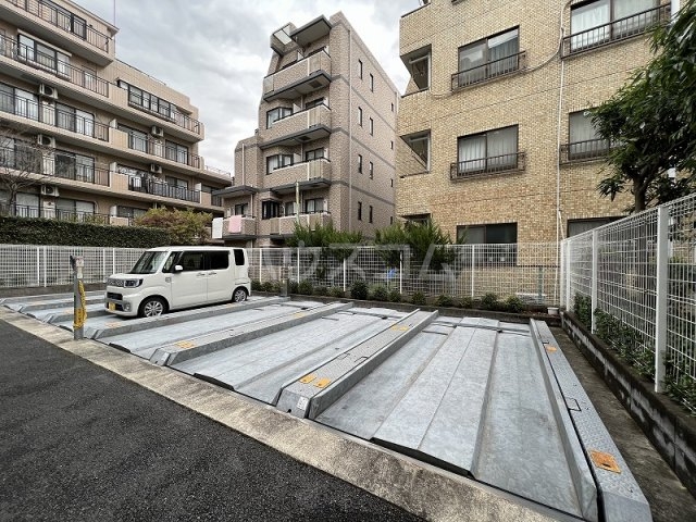 27/30 駐車場