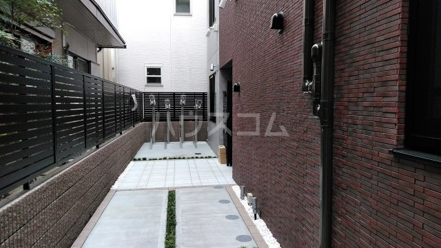 24/30 エントランス