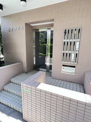 27/30 エントランス