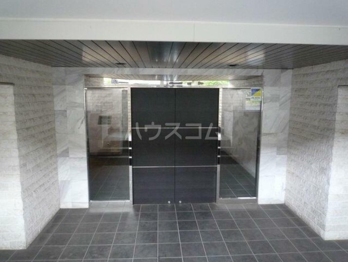 27/30 エントランス