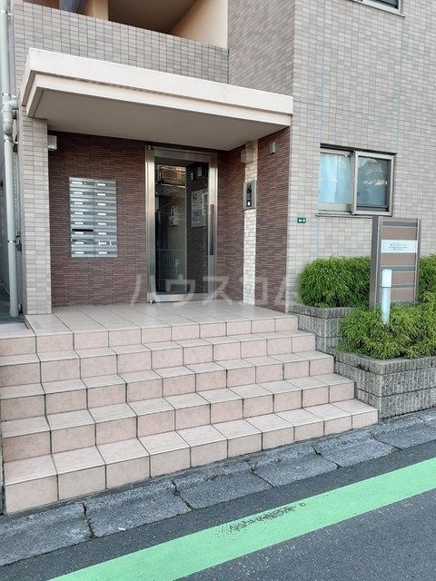 27/30 エントランス