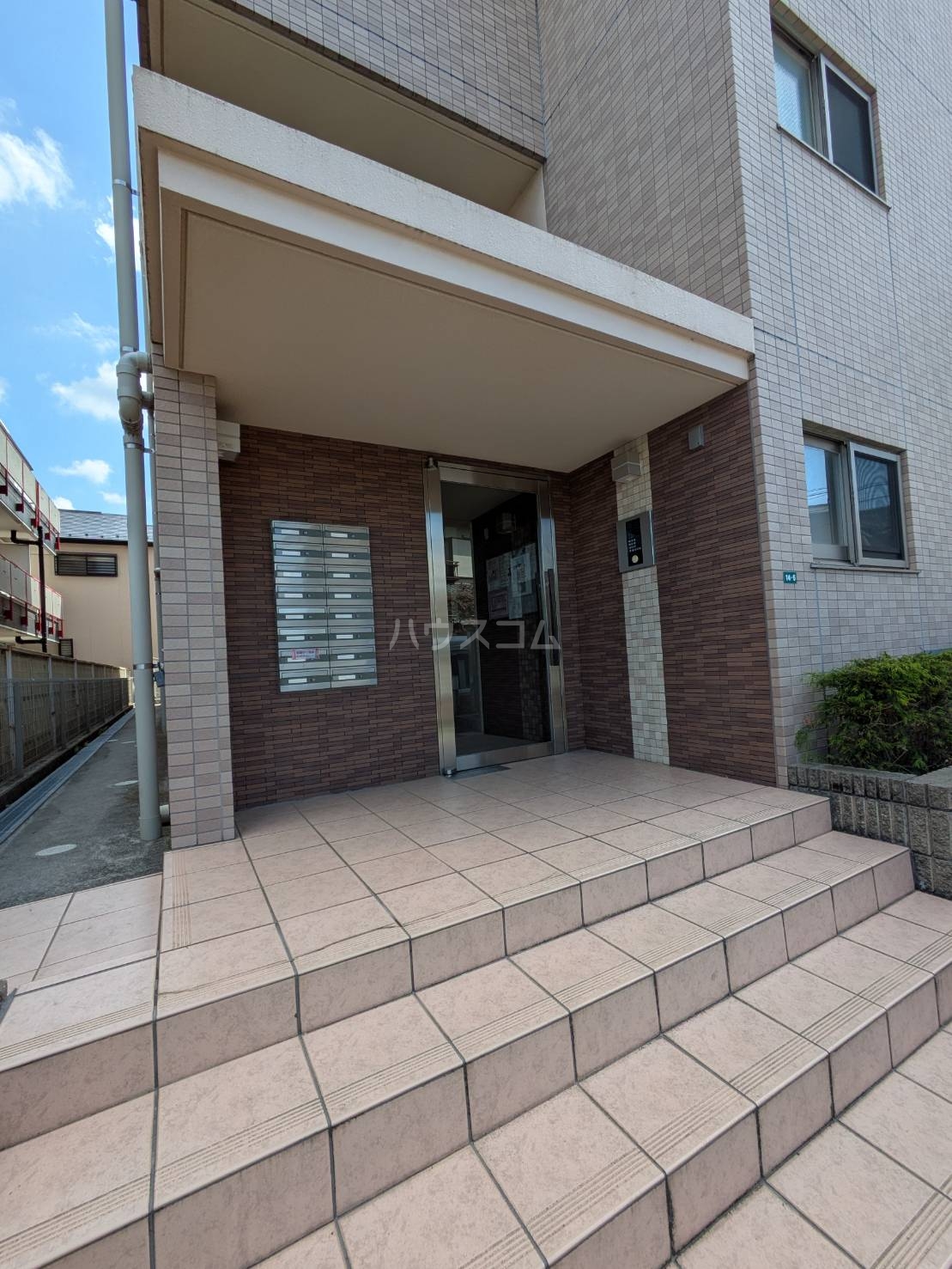 28/30 エントランス