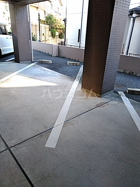 27/30 駐車場