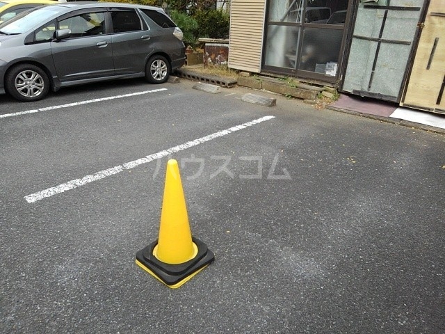 18/27 駐車場