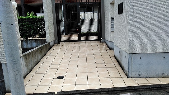 27/30 エントランス