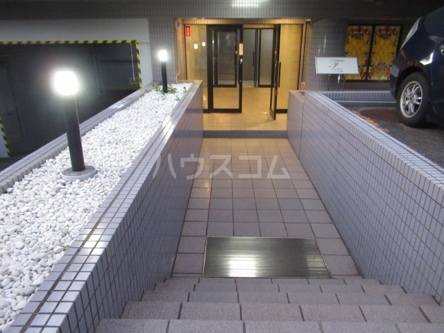 19/30 エントランス