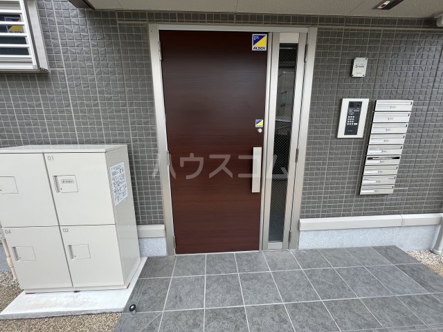 28/30 エントランス