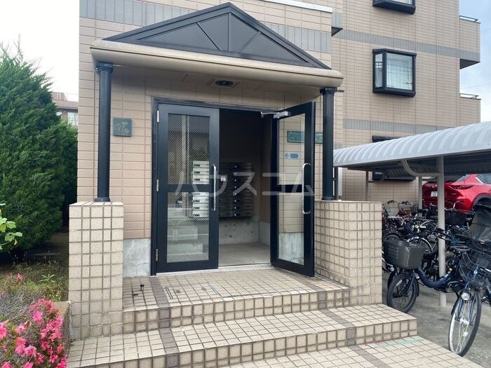 18/25 エントランス