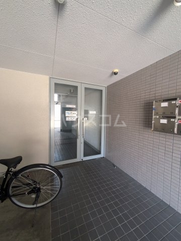 22/27 エントランス