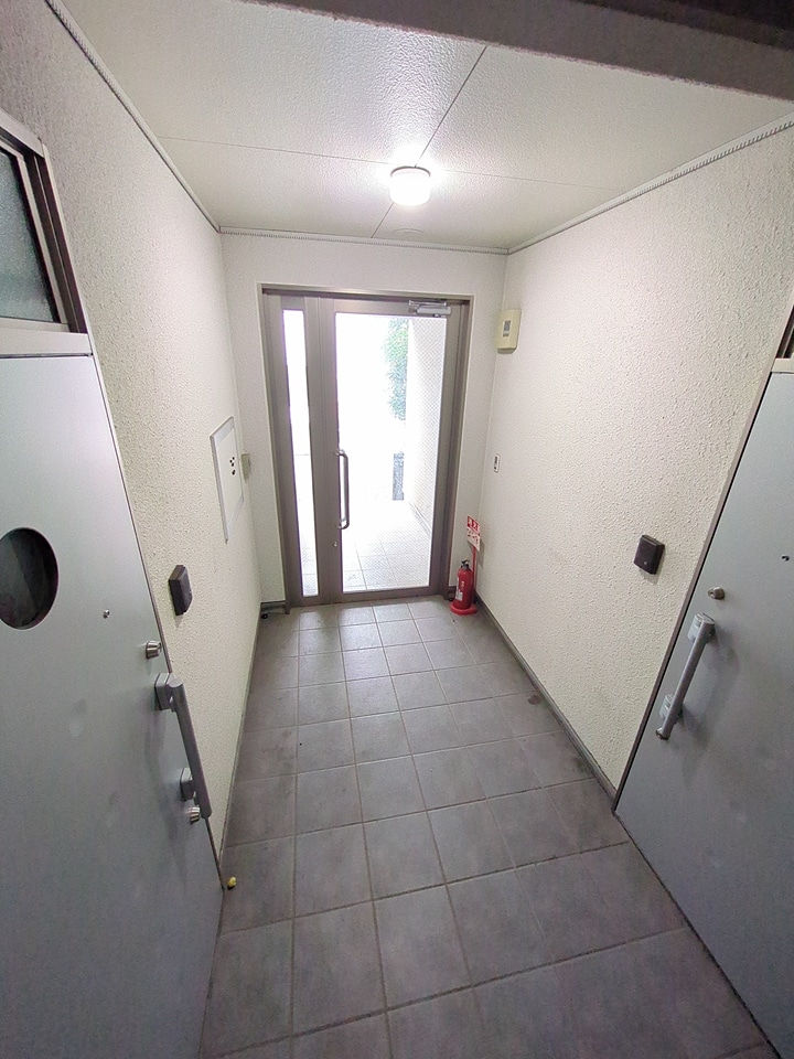 27/30 エントランス