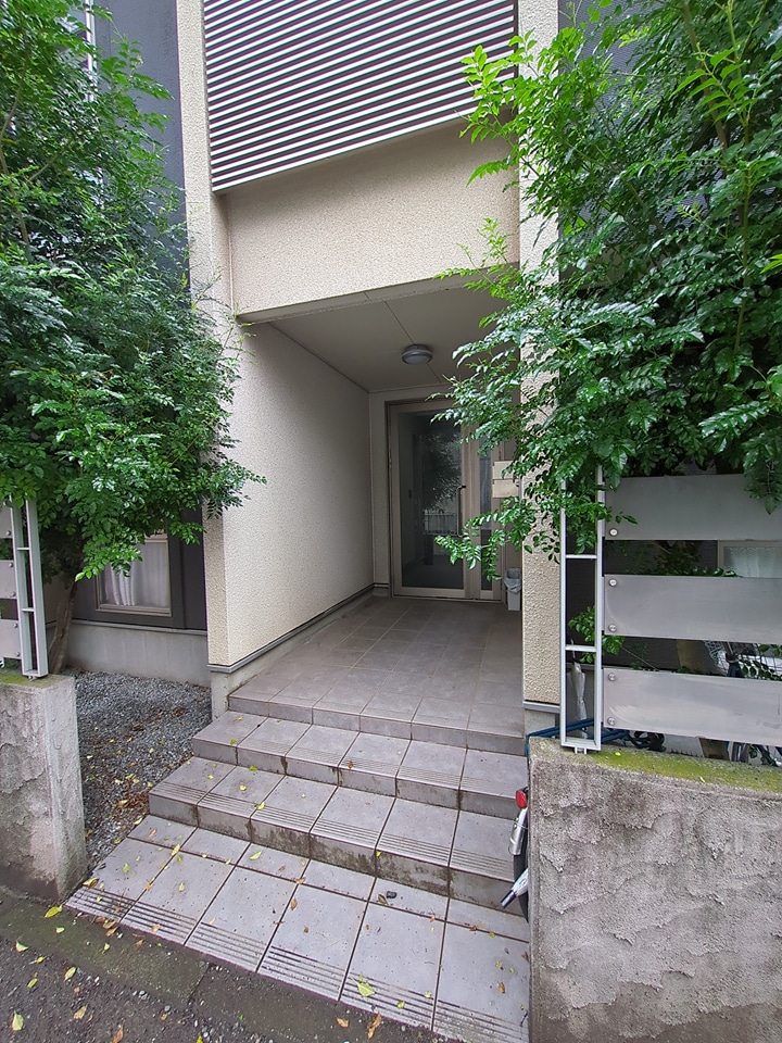 28/30 エントランス