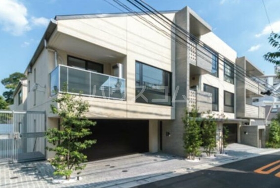 20/21 エントランス