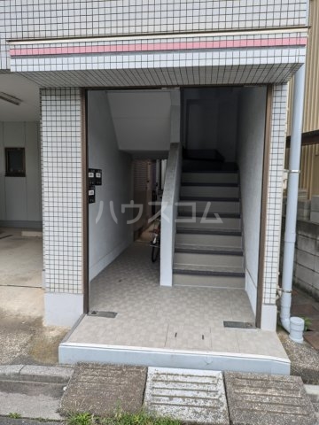 22/27 エントランス