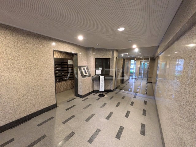 24/30 エントランス