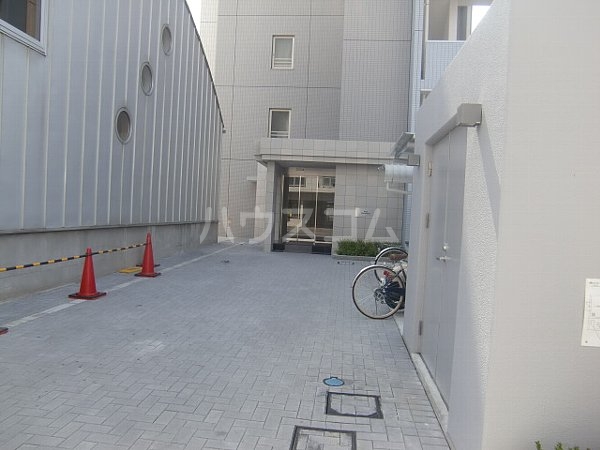 21/30 エントランス