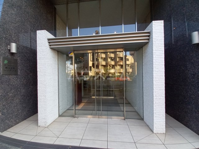 21/30 エントランス