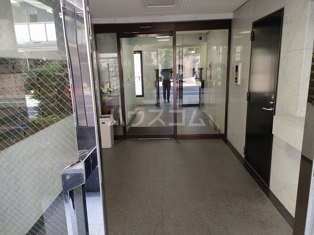 27/30 エントランス