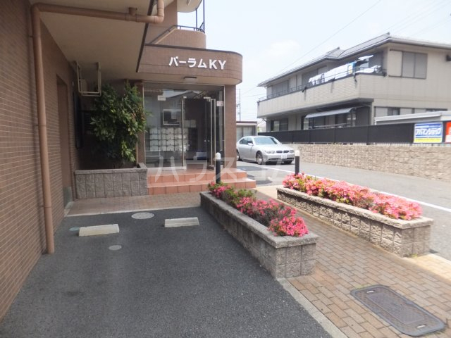 16/23 エントランス