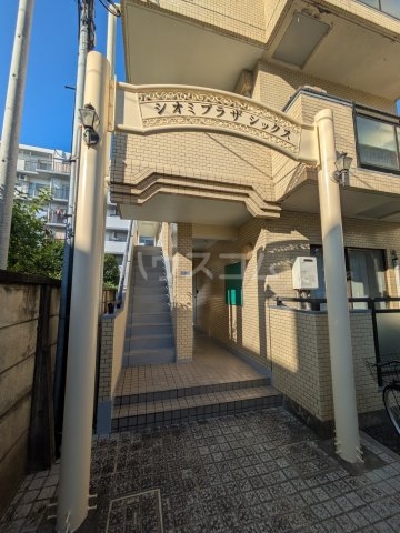 26/27 エントランス