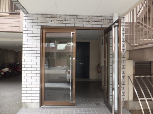 19/27 エントランス