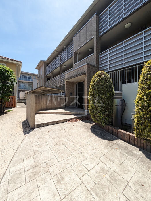 27/30 エントランス