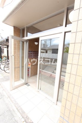 24/30 エントランス