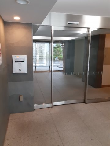 27/30 エントランス