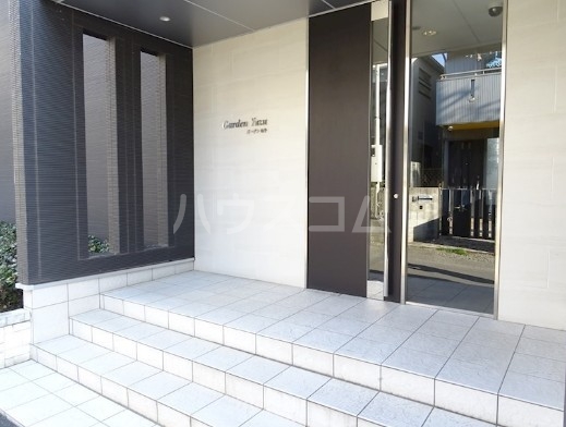 16/23 エントランス