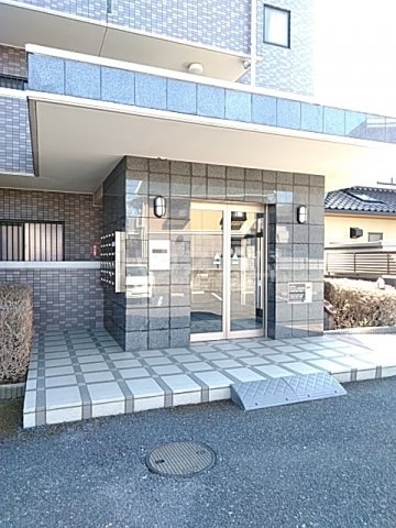 27/30 エントランス