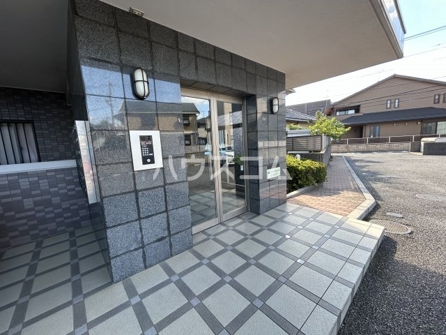 27/30 エントランス