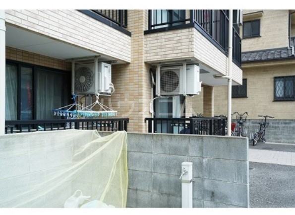 18/27 エントランス