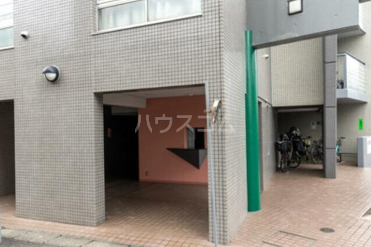 18/27 エントランス